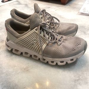 Women’s size 8.5 On Cloud Helion Running Shoes